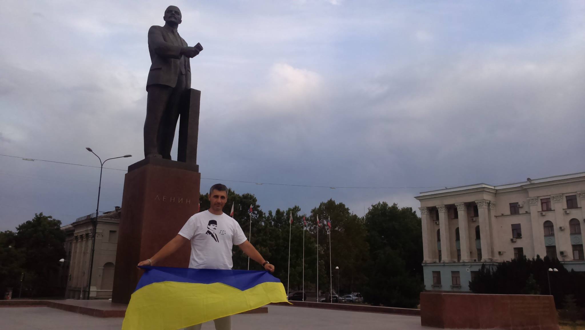 Крымчанина оштрафовали за фотографию с украинским флагом
