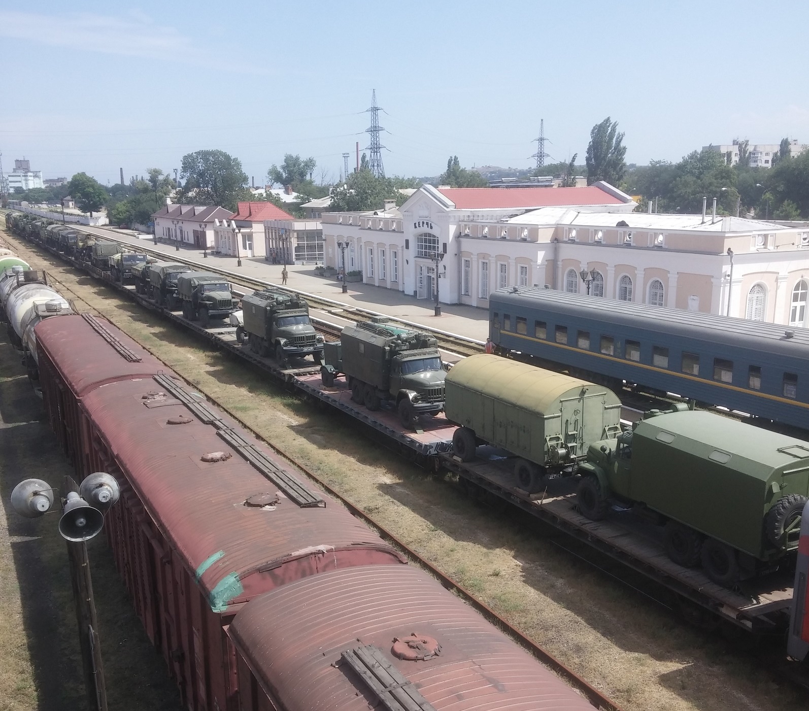 Поезд с военной техникой