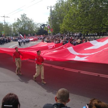В Севастополе провели «детский парад» с военной техникой и советской символикой