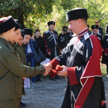 Кримські козаки беруть участь у призовній кампанії та пропаганді служби в армії РФ серед дітей