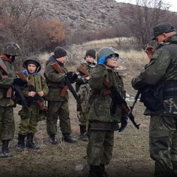 Євпаторійських школярів опитують про те, чи готові вони воювати за Росію зі зброєю в руках