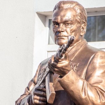 «Детей учат ненавидеть и убивать»: зачем в крымской школе установили памятник Калашникову