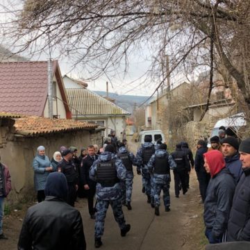 В Крыму провели восемь обысков и задержали пятерых крымскотатарских активистов