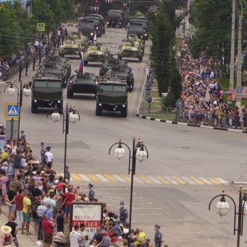 В Крыму оккупационные власти не обеспечили зрителям необходимых мер защиты от COVID-19 во время военных парадов