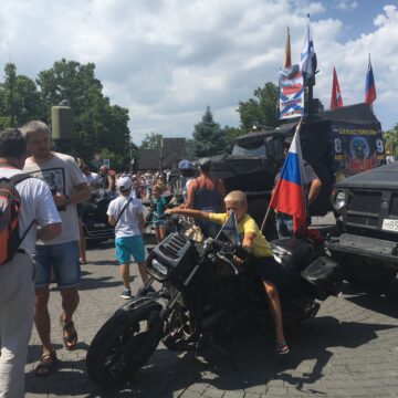 В Севастополе провели военный парад с грубыми нарушениями противоэпидемиологических норм, — фото