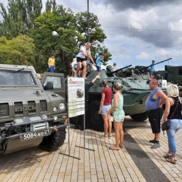 В центре Керчи, несмотря на пандемию, пропагандируют службу в российской армии (фото)
