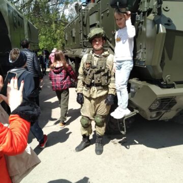 В Крыму дети в военной форме рекламировали службу в армии оккупанта