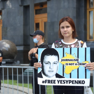 Дружина Єсипенка провела одиночний пікет біля Офісу президента: Зеленський до неї не вийшов