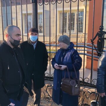 Штрафи й арешти: «суди» над кримськими татарами, котрі прийшли підтримати Едема Дудакова