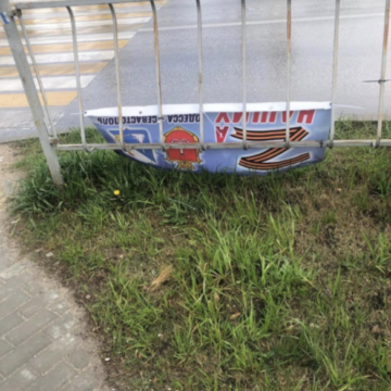 В Севастополе «суд» оштрафовал мужчину, срезавшего баннер в поддержку войны
