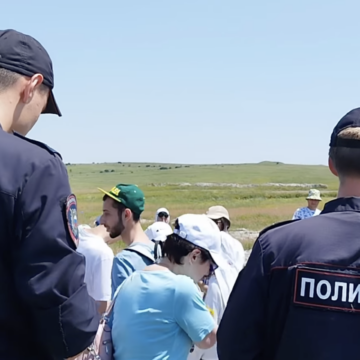 Двоих крымчан оштрафовали за крымскотатарский флаг