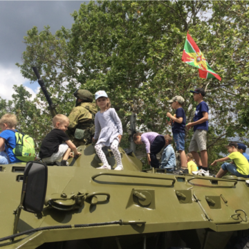 Росія систематично мілітаризує українських дітей у Криму. Чому це воєнний злочин і що з цим робити